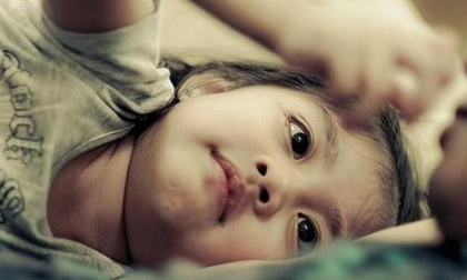 Vợ tôi mất đã 3 năm nhưng ngày nào con gái cũng hỏi: “Bố! Bao giờ mẹ đi chợ về?”