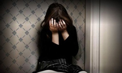 Cha mẹ vắng nhà, bé gái 5 tuổi bị ông lão sàm sỡ