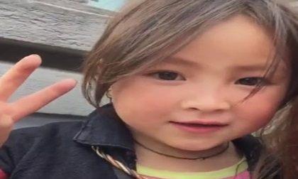Những bé gái bán rong mang gương mặt thiên thần khiến dân mạng “điên đảo”
