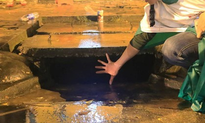 Trắng đêm tìm kiếm bé trai bị nước cuốn xuống cống