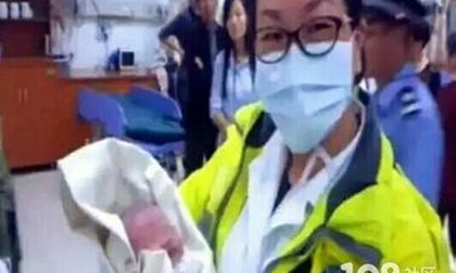 Nghẹt thở giây phút cứu mạng bé sơ sinh bị mẹ vứt trong bồn cầu ở bệnh viện
