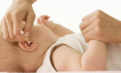 Ráy tai cũng rất hữu ích, cha mẹ nên dừng ngay việc làm sạch tai hàng ngày cho trẻ