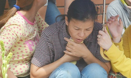 Vụ bé trai bị nước cuốn xuống cống: Thắt lòng cảnh người mẹ bất động gào khóc tên con