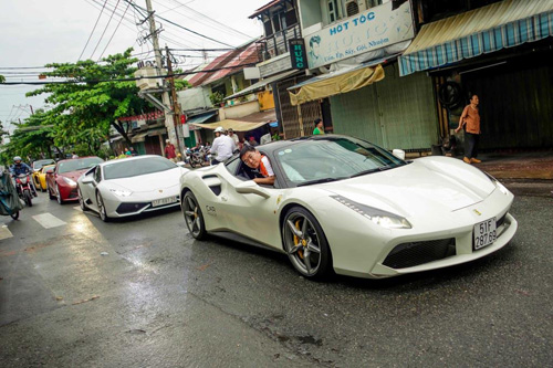 Ferrari 488 GTB của Cường “đô-la” dẫn đầu đoàn siêu xe diễu phố