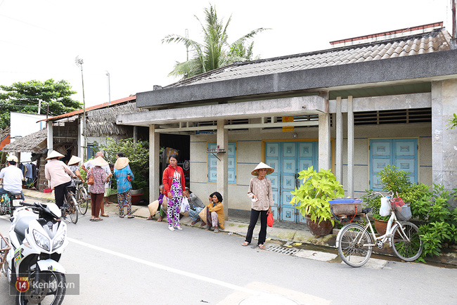 Người dân kéo nhau đến nhà gia đình trúng xổ số 92 tỷ để xin từ thiện