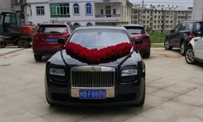 Đám cưới nhà giàu toàn Rolls-Royce siêu sang, cô dâu cổ đeo trĩu vàng