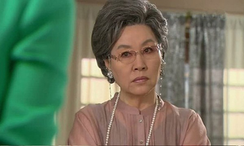 nghi con dau xinh dep, me chong ta hoa khi 1 lan thay mat that cua con - 2