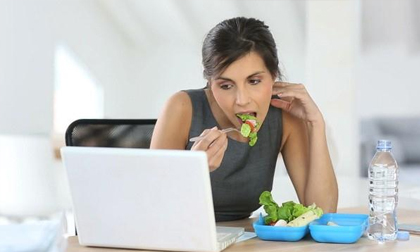 Chuyên gia tiết lộ 6 sai lầm phổ biến khi ăn trưa khiến bạn “chết sớm”