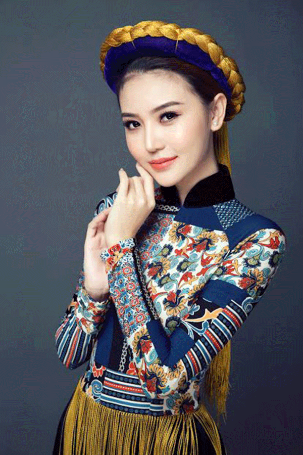 
Nụ cười ngọt ngào Á đông giúp người đẹp tự tin tỏa sáng.

