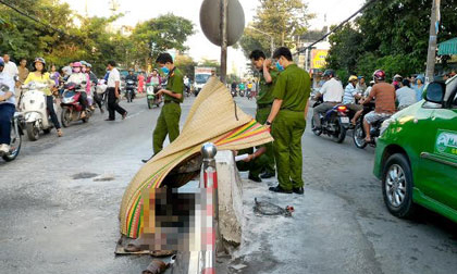 Thi thể người đàn ông tự thiêu cháy đen trên đường