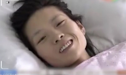 Xúc động mẹ ung thư quay video mừng sinh nhật con mới sinh
