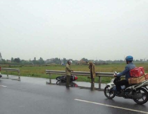 Chiếc xe của nạn nhân văng ra xa, ép vào lan can đường. Nguồn: FB Dương Bùi.