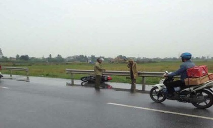Bé trai hoảng loạn chứng kiến mẹ bị chém chết trên quốc lộ