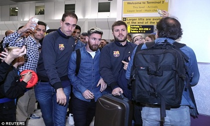 Messi cùng dàn sao Barca sành điệu đổ bộ sân bay Manchester