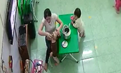 Giáo viên mầm non liên tiếp đổ sữa vào miệng, đá vào người khi trẻ đang ngủ
