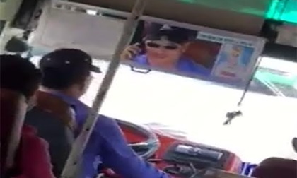 Nghe điện thoại chạy 50 km/h, tài xế xe buýt bị đình công tác
