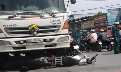 Hai nữ sinh bị kéo lê dưới gầm xe tải