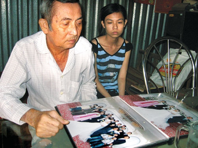 Cha gia khoc het nuoc mat vi con gai bi chong sat hai roi tao hien truong tai nan