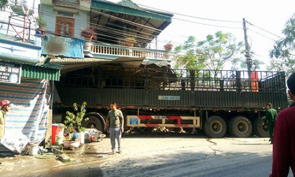 Ô tô tải lao vào nhà dân, 2 mẹ con tử vong tại chỗ