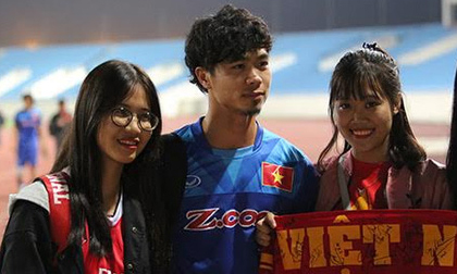 Công Phượng, Tuấn Anh bị fan nữ quây chặt ngày về nước