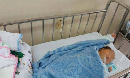 Gấp: Tìm mẹ cho bé gái hở hàm ếch bị bỏ rơi một mình phía sau bệnh viện