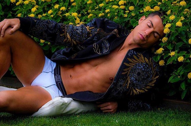 Ronaldo lại gây sốc với ảnh bán nude 'nữ tính'