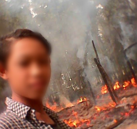 Chang trai than nhien chup selfie ben ngoi nha dang chay hinh anh 1