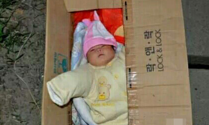 Bé trai sơ sinh bị bỏ rơi trước cổng bệnh viện trong đêm đông giá lạnh