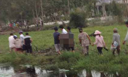 Con trai cứu mẹ rơi xuống hồ rau muống, 2 mẹ con chết đuối thương tâm
