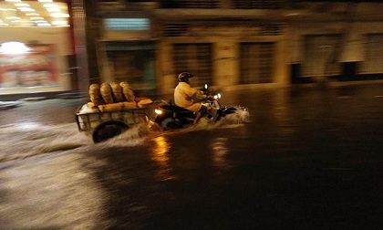 Nhiều tuyến đường Sài Gòn ngập vì mưa lớn trong đêm