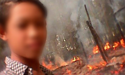Chàng trai thản nhiên chụp selfie bên ngôi nhà đang cháy