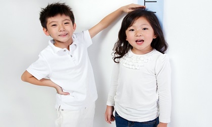 Vì sao cho con dễ bị lùn nếu cha mẹ cho uống nhiều sữa, canxi?