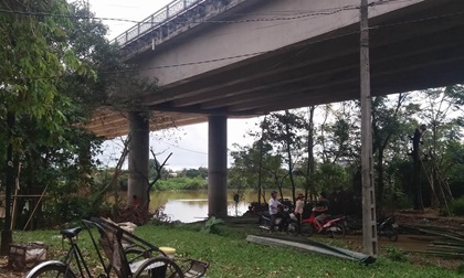 Đang đi trên cầu, nam thanh niên bất ngờ nhảy sông tự tử