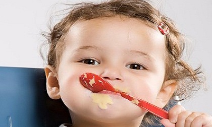 Mách mẹ thời điểm vàng để bé ăn váng sữa hiệu quả nhất