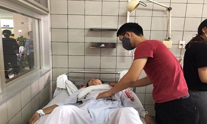 Rơi nước mắt cảnh con trói cha vào giường bệnh trong phòng cấp cứu