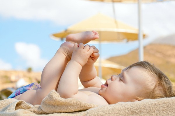 Theo các chuyên gia, nên cho trẻ tắm nắng để tăng cường hấp thụ vitamin D, chống bệnh còi xương. Ảnh minh họa.