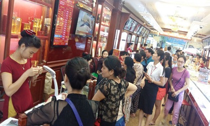Sau bầu cử Tổng thống Mỹ, người Việt đổ xô đi mua vàng