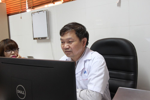 co gai tre da dau lo loet, toc bong tung mang vi so thich doi mot nhuom toc - 3