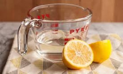 Mẹo làm sạch lò vi sóng bằng chanh hoặc giấm