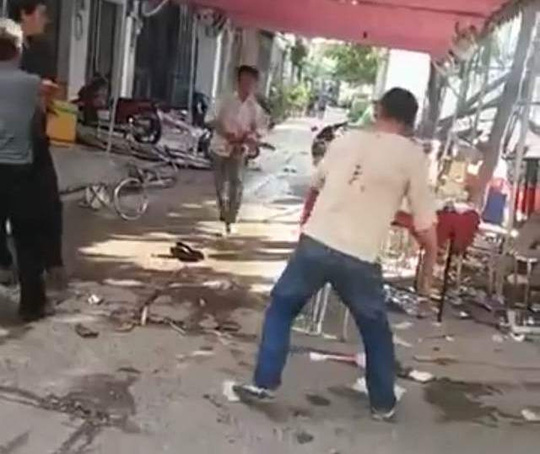 Chém nhau loạn xạ tại bữa tiệc, nhiều người bị thương - Ảnh 1.
