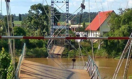 Sập cầu treo ở Đồng Nai, nhiều người rơi xuống sông