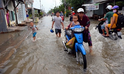 Ngày thứ 2 dân TP.HCM “vật lộn” với đỉnh triều cường