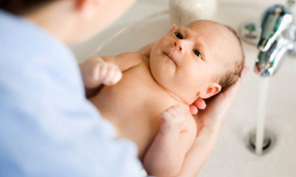 Những sai lầm cha mẹ cần bỏ ngay khi chăm trẻ sơ sinh