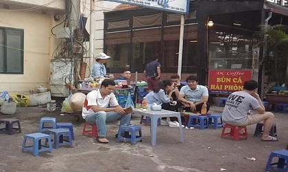 Sau vụ nổ chết người, dân Hà Nội vẫn bu quanh bốt điện