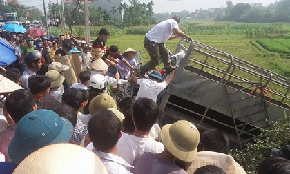 Tai nạn kinh động làng quê, 2 người chết, 1 người trọng thương