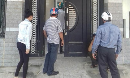 Trộm tỉnh bơ khiêng két tiền vàng như chốn không người