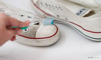 Mẹo xử lý đồ màu trắng khi bị dính bẩn trời mưa
