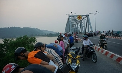 Ba chiến sỹ công an lao xuống sông cứu người phụ nữ nhảy cầu tự vẫn