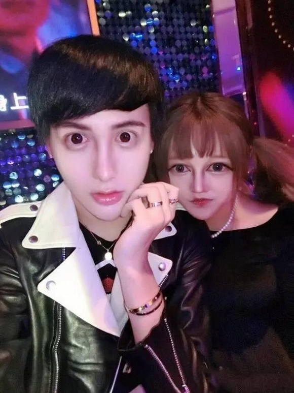 Giật mình nhan sắc bạn gái mới của 'chàng trai mặt rắn' 0