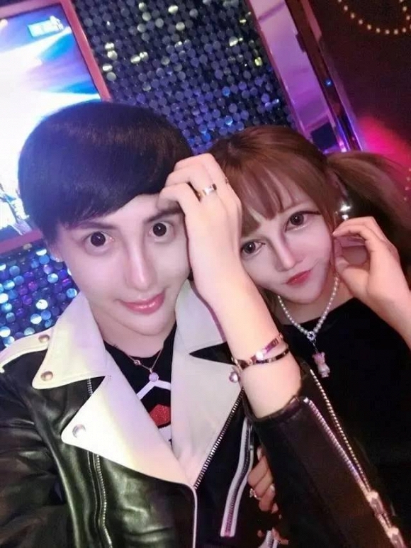 Giật mình nhan sắc bạn gái mới của 'chàng trai mặt rắn' 2